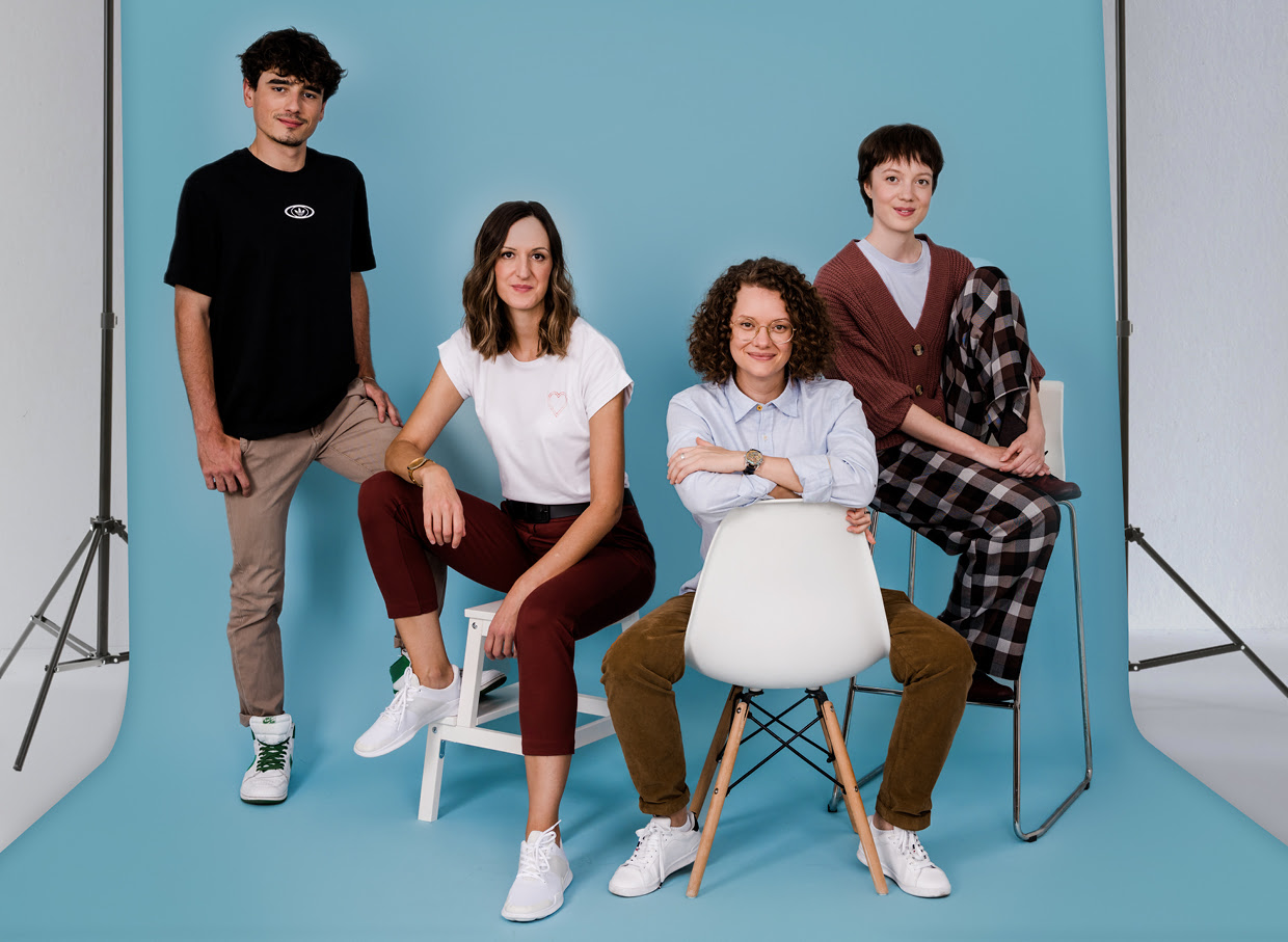 Die Komplizinnen posieren freundlich vor türkisem Hintergrund. Von links nach rechts: Felix Grohs, Sandra Wild, Katharina Brozek und Ramona Petrovitsch.